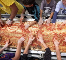Najdłuższa pizza na świecie powstała w Kalifornii