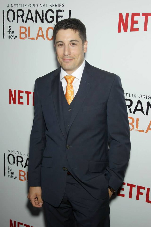 Jason Biggs, serialowy Larry, w jednej ze scen ogląda serial „Weeds”. Jego twórczynią również jest Jenji Kohan.