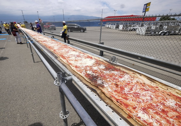 Najdłuższa pizza na świecie powstała w Kalifornii