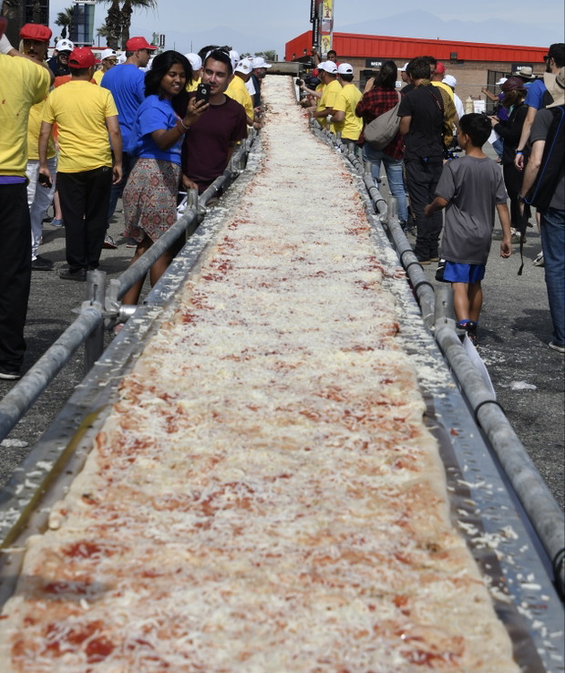 Najdłuższa pizza na świecie powstała w Kalifornii