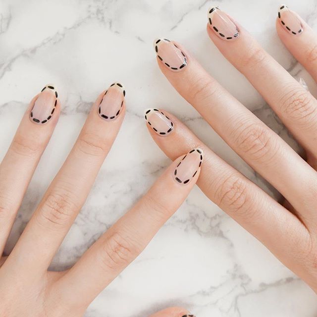 Próbowałyście już efekt outline nails? Teraz sprawdźcie przerywaną linię!