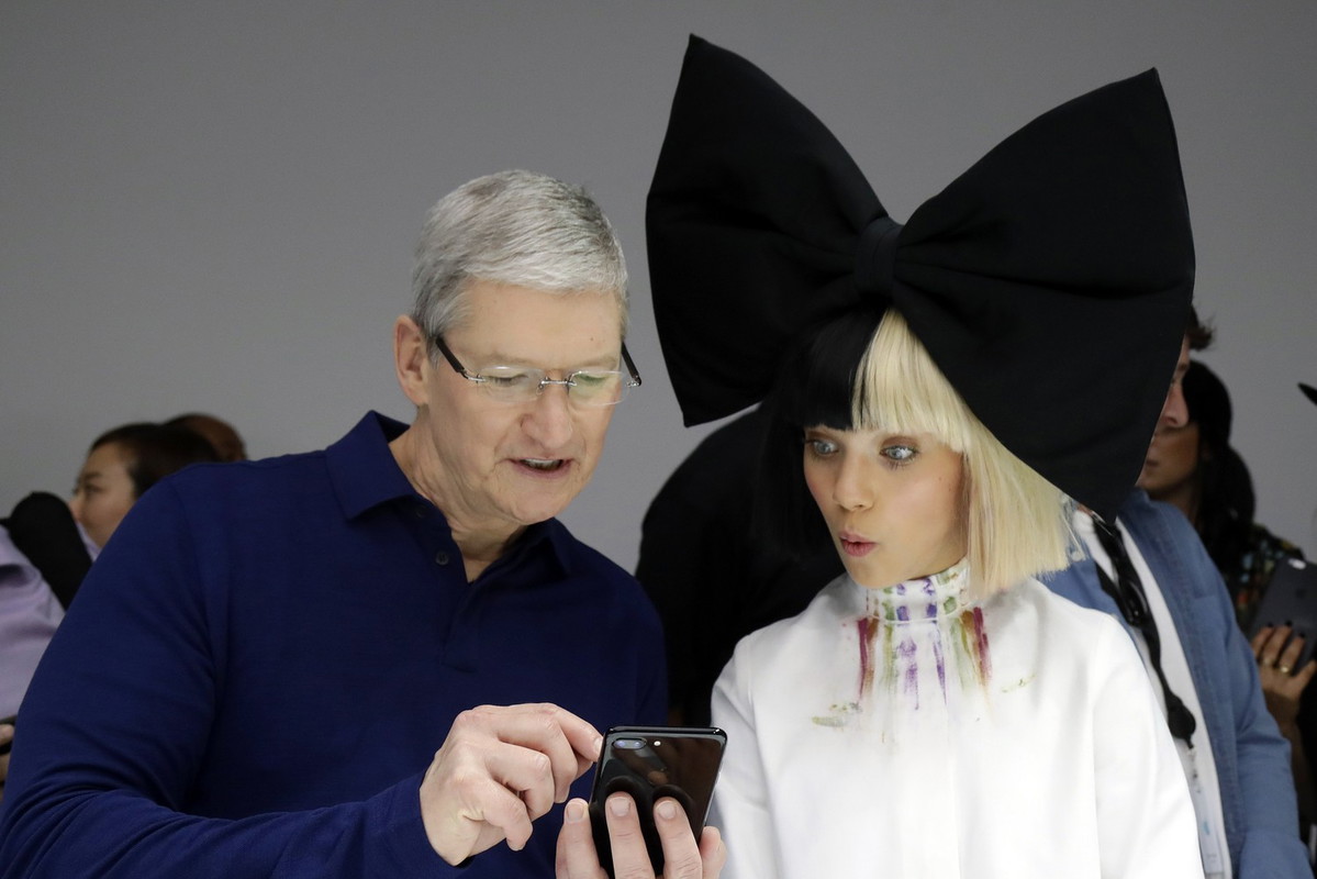 Tim Cook (szef firmy Apple) pokazuje iPhone'a 7 Maddie Ziegler
