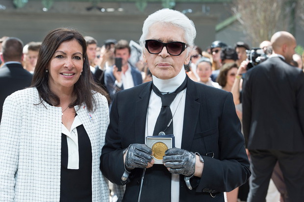 10. Tuż po zakończeniu drugiego pokazu Karl Lagerfeld został odznaczony honorowym medalem za zasługi dla Paryża.