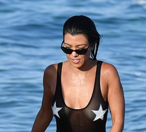 Kourtney Kardashian w kostiumie kąpielowym polskiej marki!