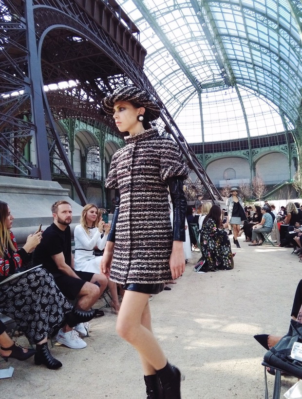 7. W kolekcji na jesień-zimę 2017/2018 nie zabrakło leitmotivu francuskiej marki, czyli tweedu.