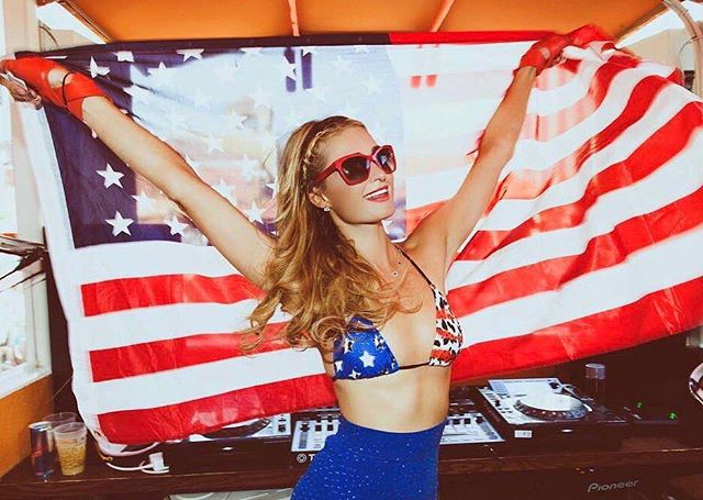Paris Hilton świętująca Dzień Niepodległości w USA.