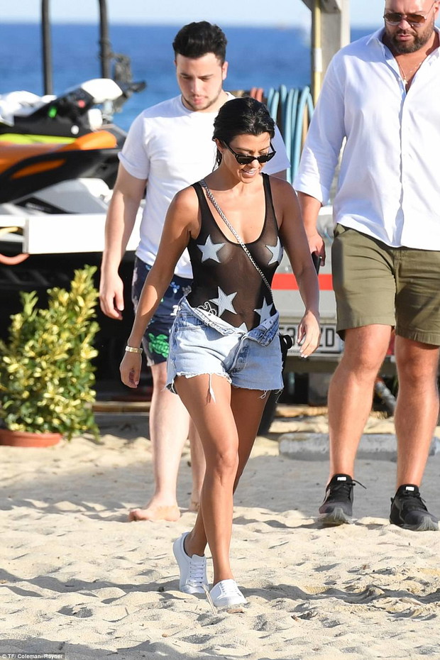 Kourtney postawila na kostium kąpielowy marki God Save Queens.