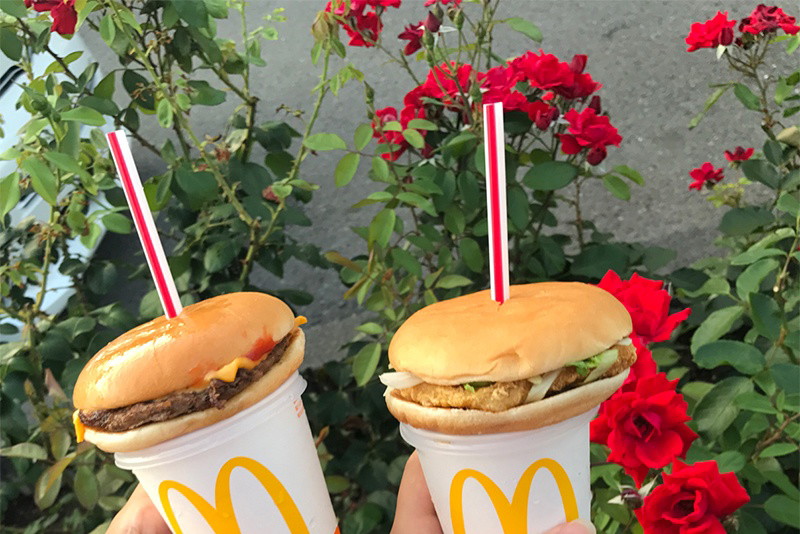 „hamburger x straw" hitem wśród japońskiej młodzieży!