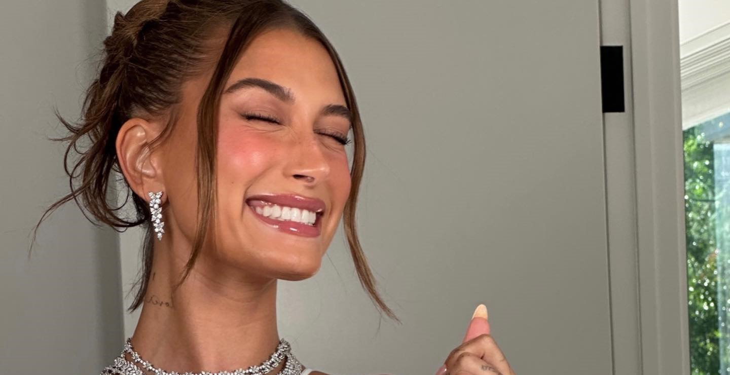 Serum Hailey Bieber minimalizuje wielkość porów i robi znacznie więcej. „To jeden z moich ulubionych kosmetyków”