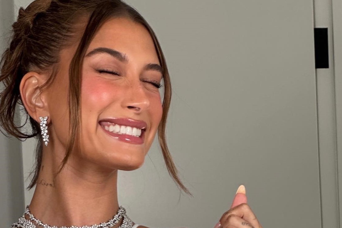 Serum Hailey Bieber minimalizuje wielkość porów i robi znacznie więcej. „To jeden z moich ulubionych kosmetyków”