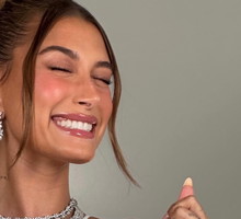 Serum Hailey Bieber minimalizuje wielkość porów i robi znacznie więcej. „To jeden z moich ulubionych kosmetyków”