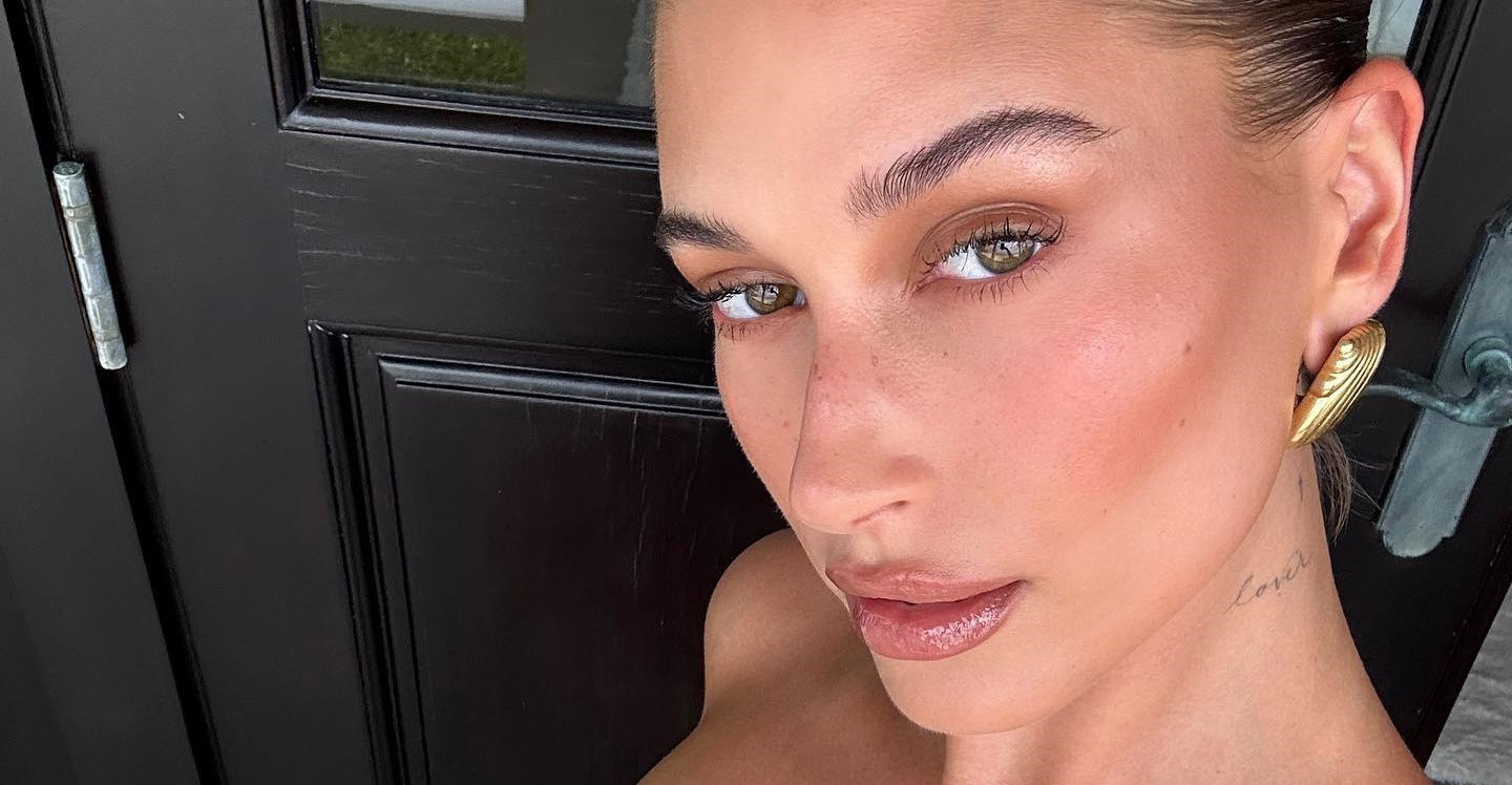 Hailey Bieber wybrała sukienkę polskiej projektantki w najmodniejszym kolorze jesieni. Też chcemy taką mieć