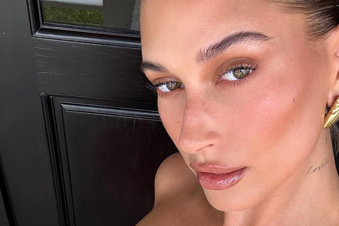 Hailey Bieber wybrała sukienkę polskiej projektantki w najmodniejszym kolorze jesieni. Też chcemy taką mieć