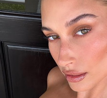 Hailey Bieber wybrała sukienkę polskiej projektantki w najmodniejszym kolorze jesieni. Też chcemy taką mieć