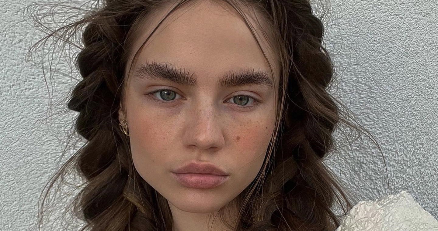 Ten kosmetyk pozwoli wykonać 4 stylizacje brwi. Natural, geo, straight i fluffy brows do wyboru