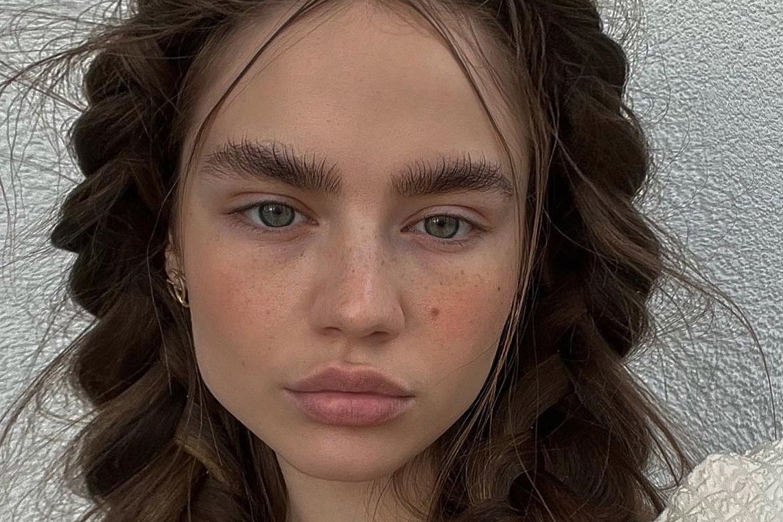 Ten kosmetyk pozwoli wykonać 4 stylizacje brwi. Natural, geo, straight i fluffy brows do wyboru