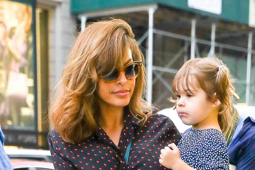 Eva Mendes na spacerze z 3-letnią córką Esmeraldą