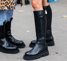 Street Style : Paris Fashion Week - Womenswear Spring Summer 2020 : Day Four