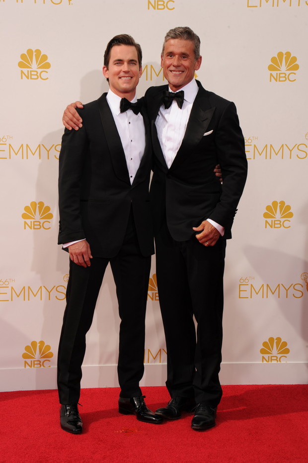 Matt Bomer i Simon Halls dzięki pomocy surogatki doczekali się trzech synów, w tym pary bliźniąt.