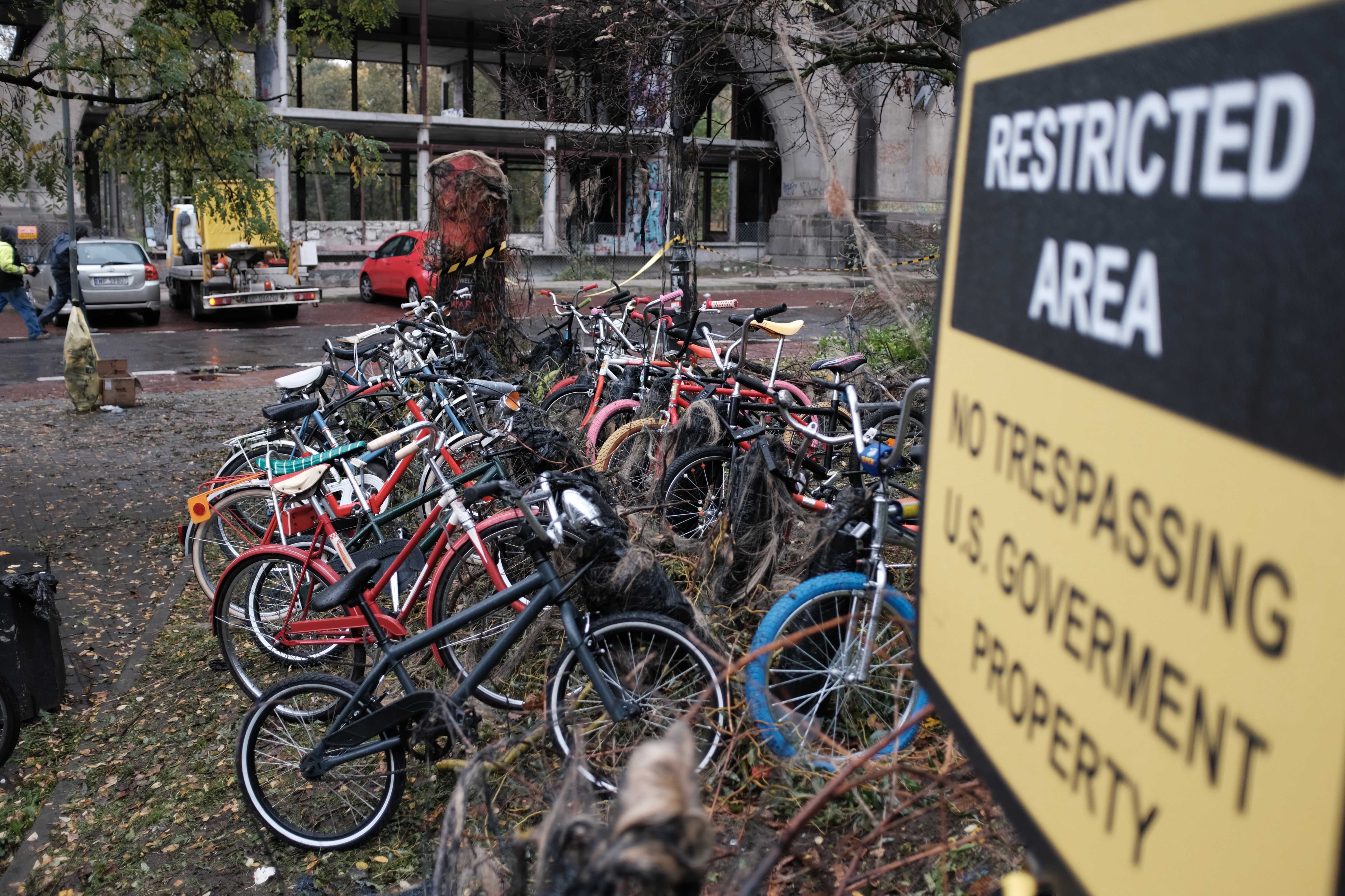Stacja Veturilo - Nextbike Polska na warszawskim Powiślu na kilka dni przed premierą 2. sezonu „Stranger Things”