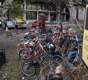 Stacja Veturilo - Nextbike Polska na warszawskim Powiślu na kilka dni przed premierą 2. sezonu „Stranger Things”