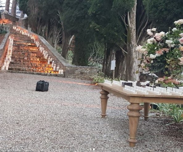 Schody udekorowane świecami - migawki z ceremonii zaślubin Kate Upton i Justina Verlandera