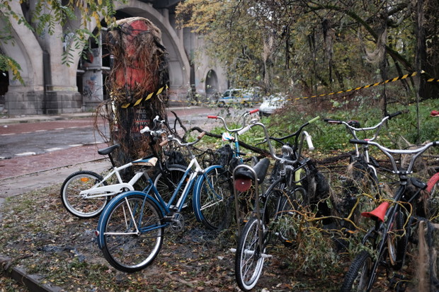 Stacja Veturilo na warszawskim Powiślu wygląda, jak scena z serialu „Stranger Things”!