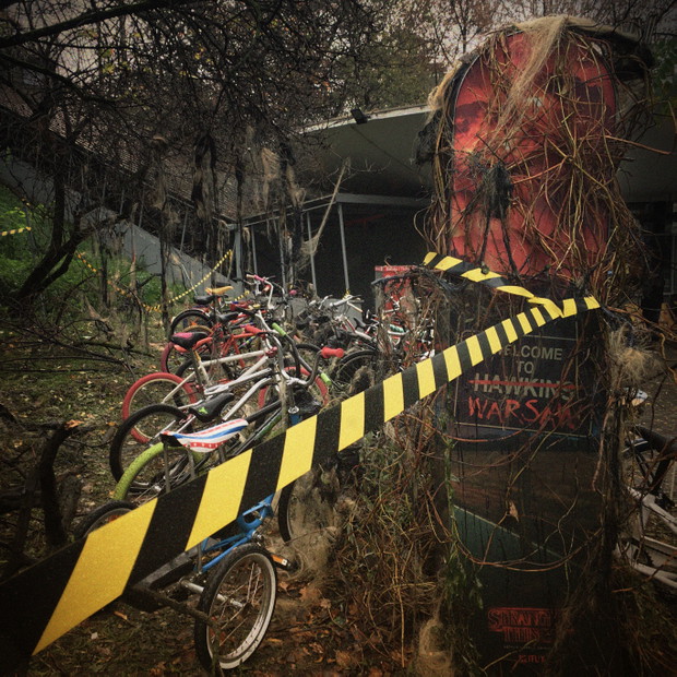 „Stranger Things” na warszawskim Powiślu. Dosłownie!