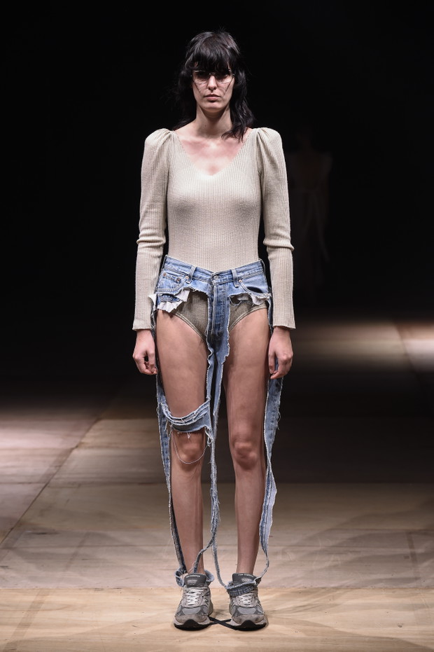 Thong jeans - ekstremalna wariacja na temat najbardziej klasycznych spodni na wybiegu w Tokio