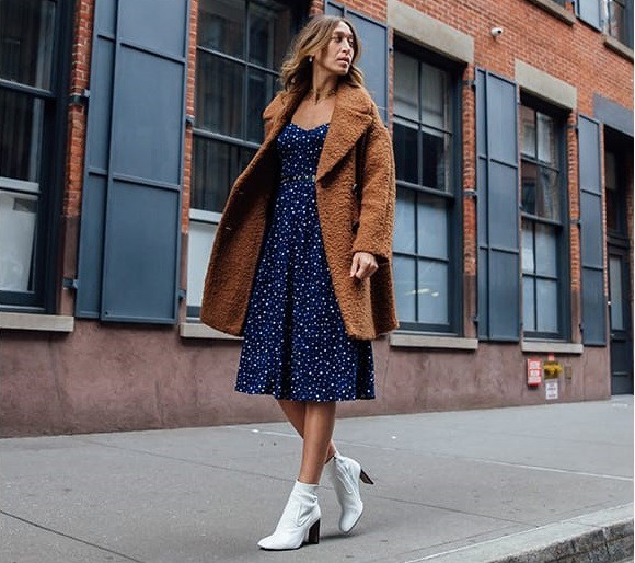 Sukienka w grochy + brązowy płaszcz - ten zestaw Alana Hadid prezentuje jako jeden ze swoich faworytów z kolekcji Topshop.