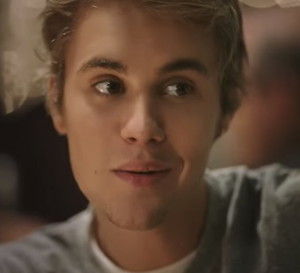 Justin w reklamie, która mogłaby być teledyskiem do jego utworu „Friends”