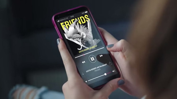 Gdyby nie końcówka, nowa Reklama T mobile mogłaby być teledyskiem do utworu Biebera „Friends”