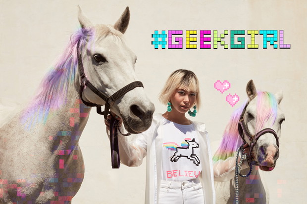 Geek-girl jest zakręcona na punkcie nowych technologii, sci-fi i jednorożców