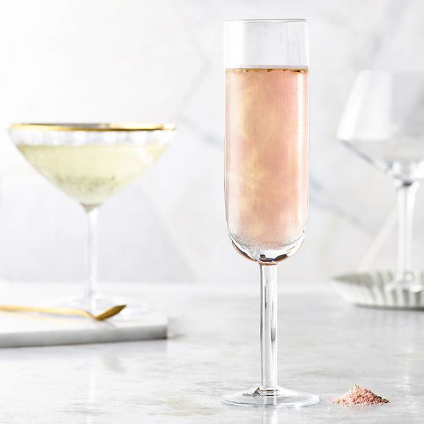 Miłośnicy Prosecco znajdą na rynku cała gamę produktów inspirowanych tym trunkiem. Nam szczególnie przypadł do gustu brokat o lekkim malinowym posmaku, który można dodać do swojego Prosecco