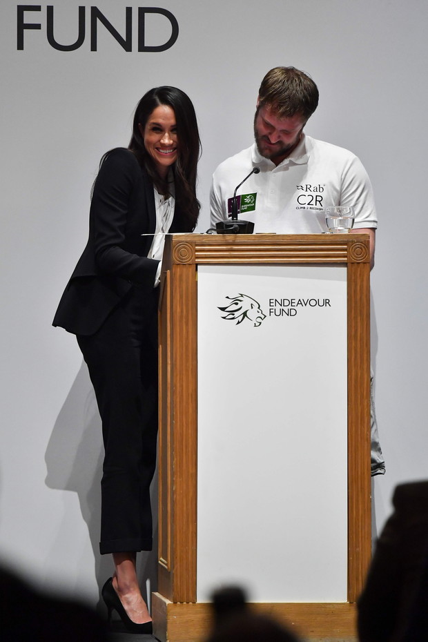 Specjaliści od mowy ciała twierdzą, że to aktorskie doświadczenie pozwoliło w krytycznym momencie nie tylko zachować Markle zimną, ale też umiejętnie rozładować napięcie.