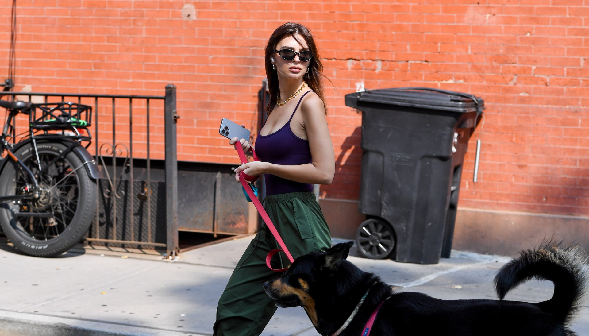 emily-ratajkowski-lansuje-najmodniejsze-sneakersy-na-jesien-2024-twoje-buty-sa-juz-niemodne-870118a