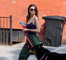 emily-ratajkowski-lansuje-najmodniejsze-sneakersy-na-jesien-2024-twoje-buty-sa-juz-niemodne-870118a