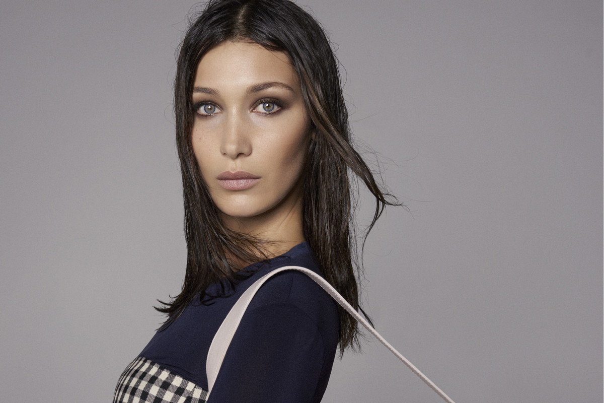 Bella Hadid pojawiła się w kampanii akcesoriów Max Mary w czerwcu 2018 roku.