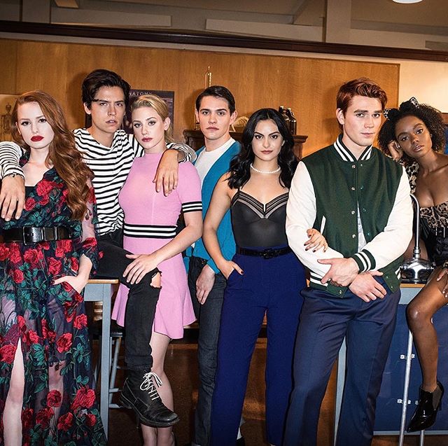 „Riverdale” początkowo miał być filmem, jednak producentowi Roberto Aguirre-Sacasa tak spodobała się fabuła, że postanowił nakręcić serial