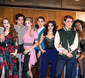 „Riverdale” początkowo miał być filmem, jednak producentowi Roberto Aguirre-Sacasa tak spodobała się fabuła, że postanowił nakręcić serial