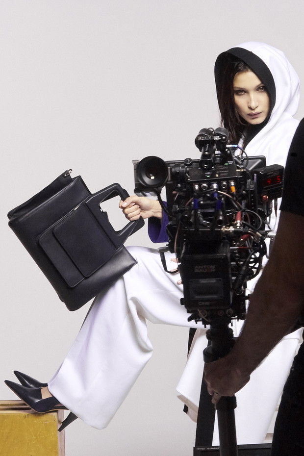 Bella Hadid jest twarzą kampanii akcesoriów Max Mara na sezon wiosna lato 2018.