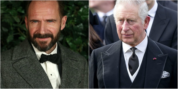 Książę Karol i Ralph Fiennes to dalecy kuzyni.