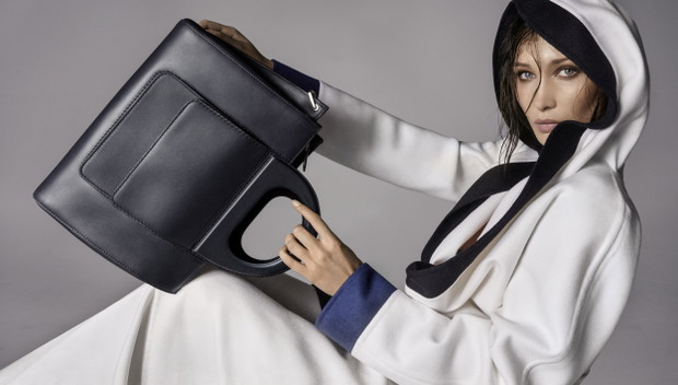 Modelkę sfotografował Steven Meisel.