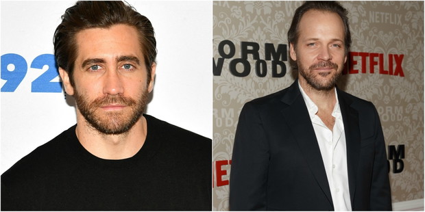 Peter Sarsgaard jest szwagrem Jake'a Gyllenhaala.