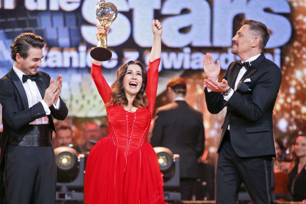 Beata Tadla triumfuje! Po bardzo wyrównanym finale werdyktem widzów wygrywa 8. edycję „Tańca z Gwiazdami”.