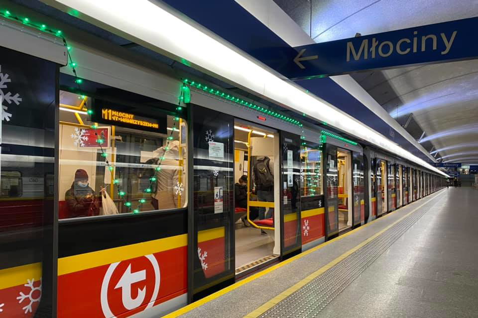 Świąteczne metro znów jeździ w Warszawie! Jak w tym roku wyglądają wagony?