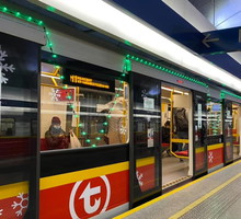 Świąteczne metro znów jeździ w Warszawie! Jak w tym roku wyglądają wagony?