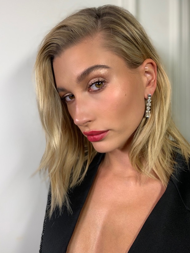 Hailey Bieber w makijażu, który świetnie sprawdzi się na tegorocznej studniówce.