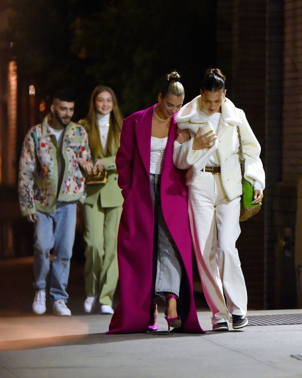 Z Hadid i Malikiem spacerowały także siostra Gigi, Bella Hadid oraz dziewczyna ich brata Anwara - Dua Lipa.
