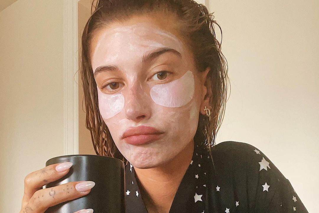 4 kosmetyki, bez których Hailey Bieber nie wyobraża sobie życia. To właśnie im zawdzięcza promienną cerę!
